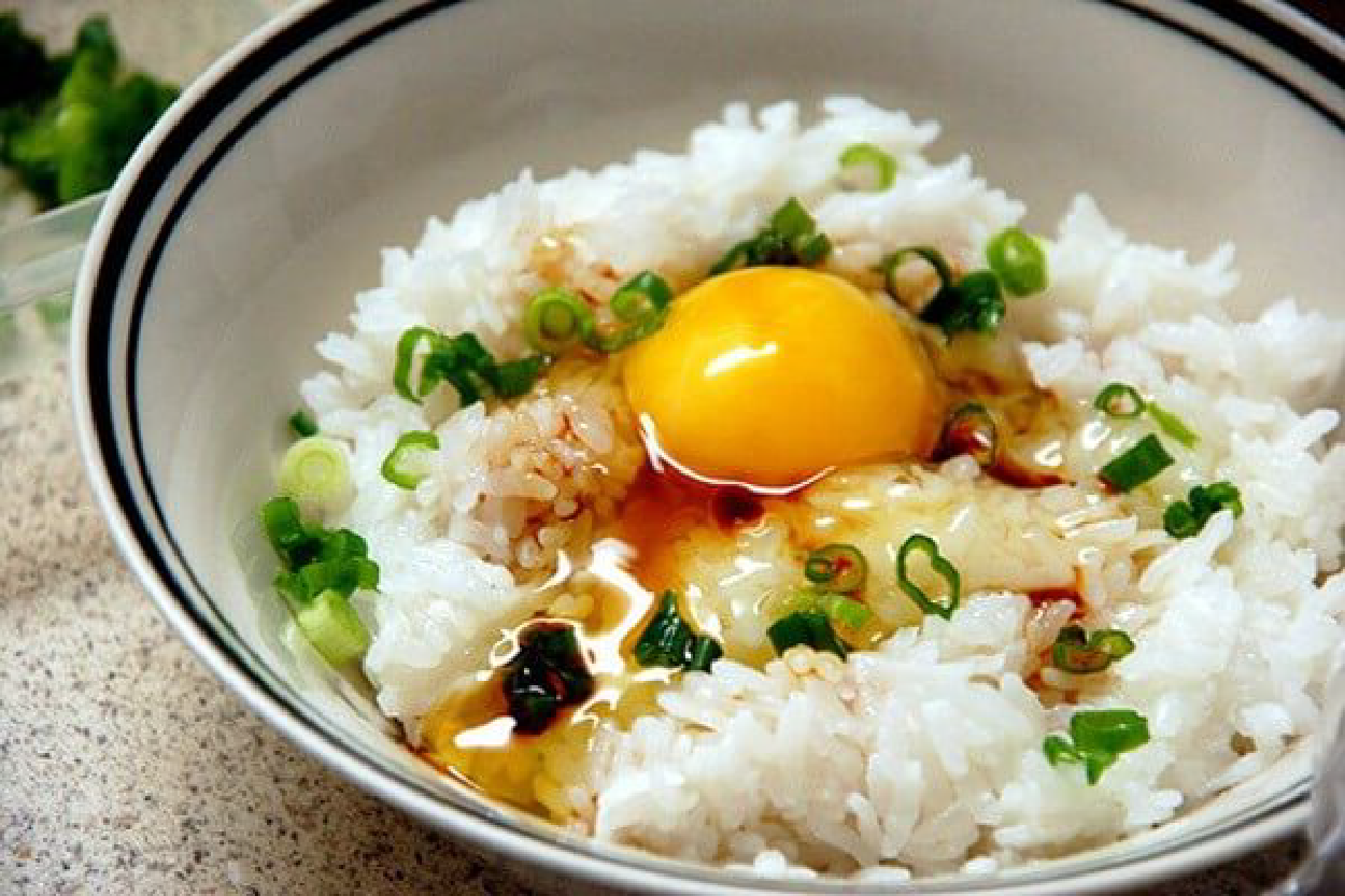 Японский рис. Тамаго Гохан. Гохан с яйцом. Япония кухня Гохан. Tamago Kake Gohan.