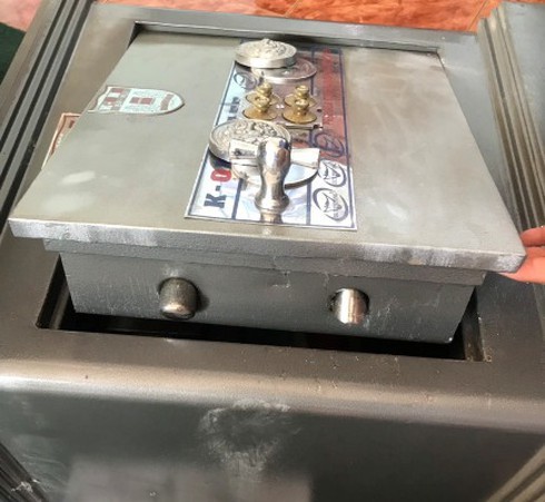 Kon Tum: Kẻ gian đục két sắt của Chủ tịch huyện và phòng GD&ĐT - Ảnh 1.