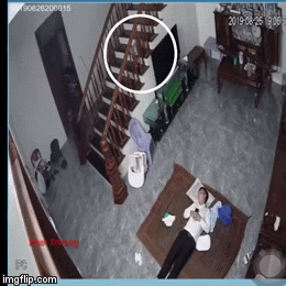Clip: Bé trai ngã lộn cầu thang xuống đất khi bố ngủ say và diễn biến sau đó khiến nhiều người yên tâm phần nào - Ảnh 2.