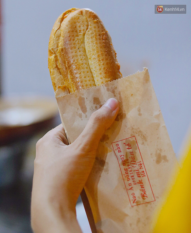 Bánh mì dân tổ Sài Gòn được biết đến với hương vị độc đáo và hấp dẫn. Xem những hình ảnh của nó và bạn sẽ thấy tại sao bánh mì này lại được ưa chuộng đến vậy. Nếu bạn là người yêu du lịch ẩm thực, hãy không nên bỏ qua bánh mì dân tổ Sài Gòn này.