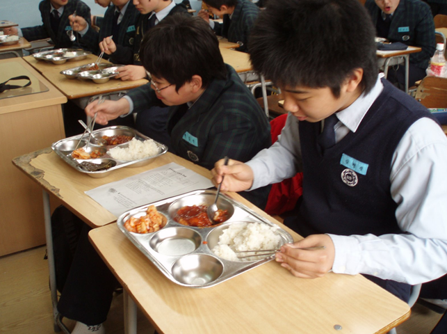Những mâm cơm canteen hảo hạng ở Hàn Quốc: Vì trẻ em xứng đáng với điều tốt đẹp nhất - Ảnh 7.