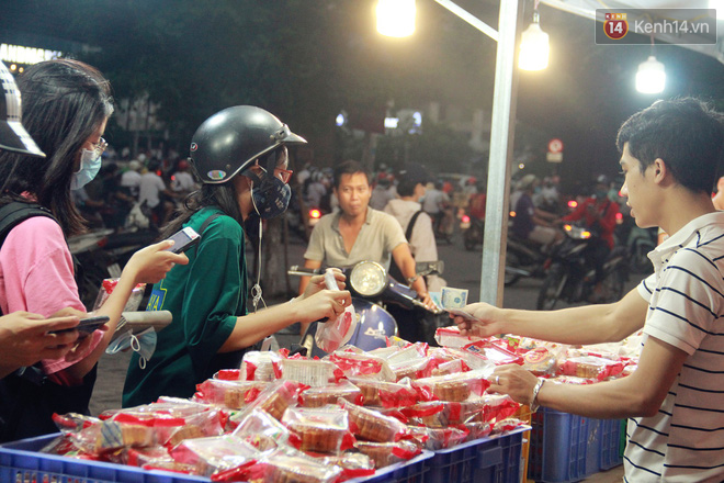 Một tuần sau Rằm tháng 8, người Hà Nội vẫn đội mưa mua bánh trung thu đại hạ giá - Ảnh 7.