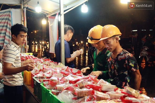 Một tuần sau Rằm tháng 8, người Hà Nội vẫn đội mưa mua bánh trung thu đại hạ giá - Ảnh 6.