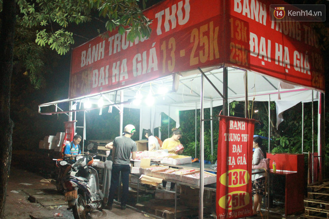Một tuần sau Rằm tháng 8, người Hà Nội vẫn đội mưa mua bánh trung thu đại hạ giá - Ảnh 9.