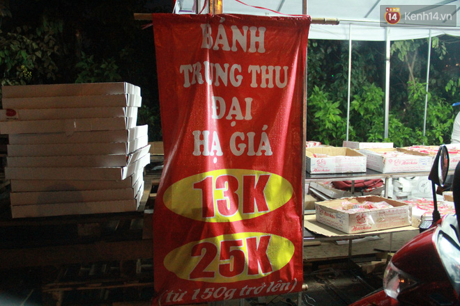 Một tuần sau Rằm tháng 8, người Hà Nội vẫn đội mưa mua bánh trung thu đại hạ giá - Ảnh 10.