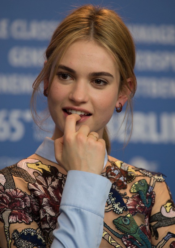 Lily James: Chuẩn Lọ Lem bước ra từ cổ tích, không cam phận làm bình hoa di động - Ảnh 2.