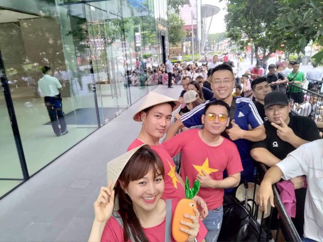 Từ Singapore: Cô gái Việt số thứ tự 01 kể hành trình xếp hàng 30 tiếng săn iPhone 11 - Ảnh 1.