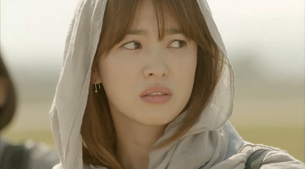 Cùng cảnh chiếc khăn gió lạnh: Song Hye Kyo gặp đức lang quân, Suzy (Vagabond) rơi vào tầm bắn! - Ảnh 3.