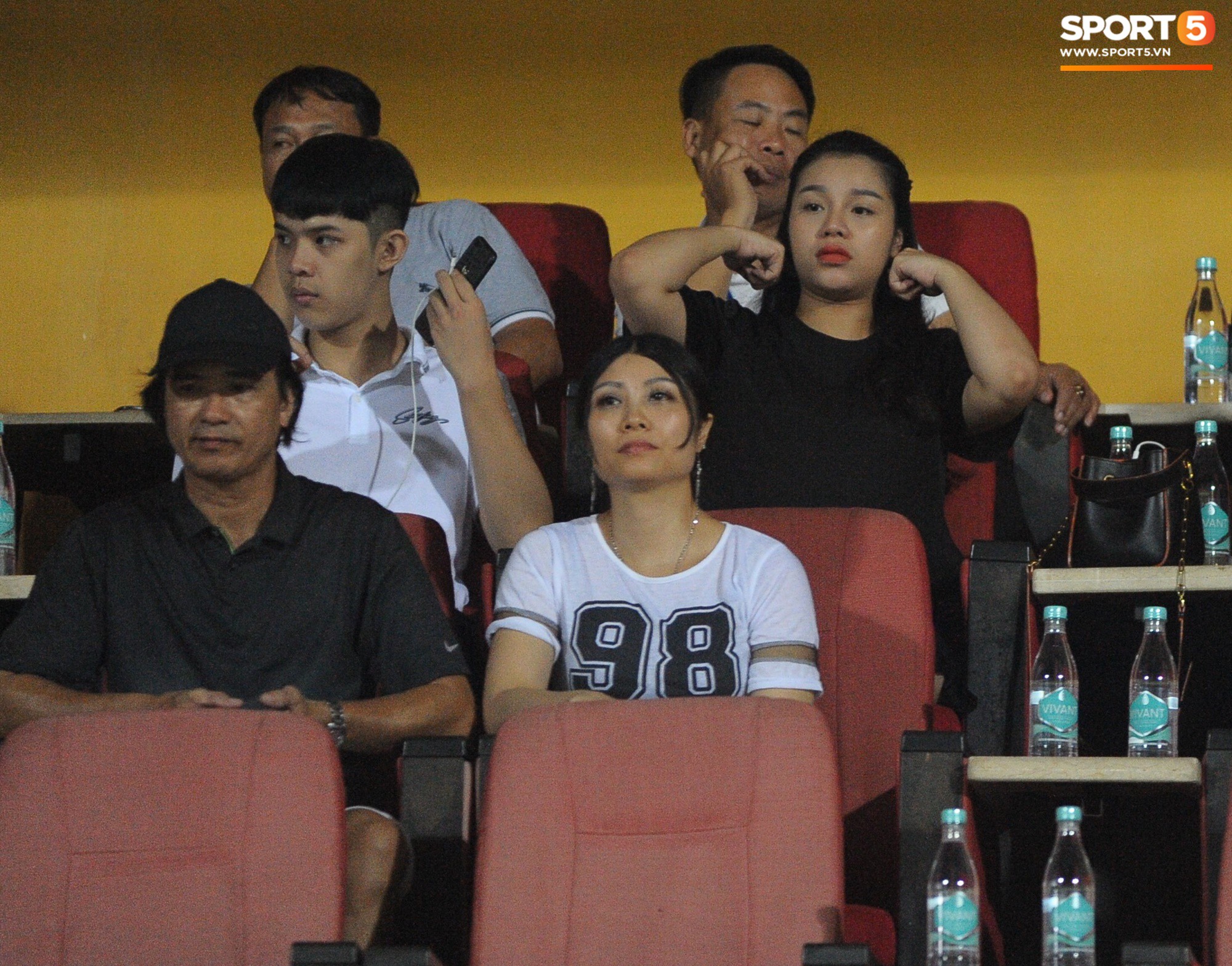 B&ugrave;i Tiến Dũng chi số tiền khủng sắm iPhone 11 Pro Max tặng vợ, Qu&acirc;n A.P cũng phải trầm trồ khen đỉnh - Ảnh 3.