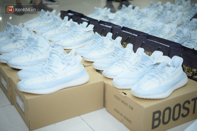 HOT: Yeezy Mây Trắng chính thức mở bán tại Hà Nội, các tín đồ sneaker Việt rần rần xếp hàng từ sớm chờ đón hot girl - Ảnh 24.