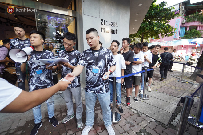 HOT: Yeezy Mây Trắng chính thức mở bán tại Hà Nội, các tín đồ sneaker Việt rần rần xếp hàng từ sớm chờ đón hot girl - Ảnh 6.