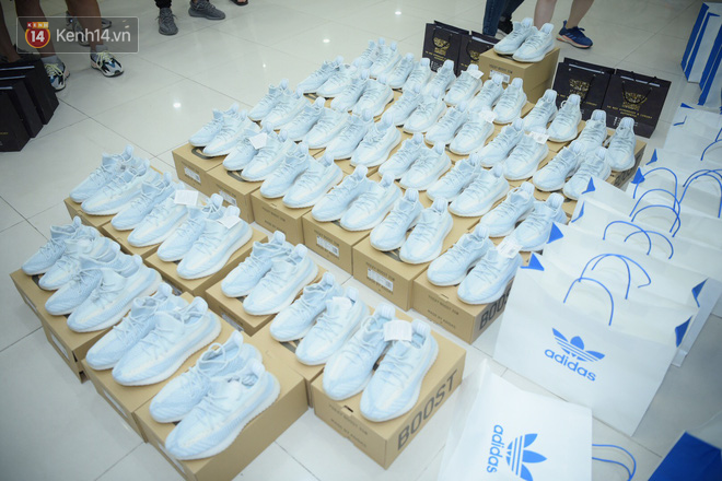 HOT: Yeezy Mây Trắng chính thức mở bán tại Hà Nội, các tín đồ sneaker Việt rần rần xếp hàng từ sớm chờ đón hot girl - Ảnh 25.