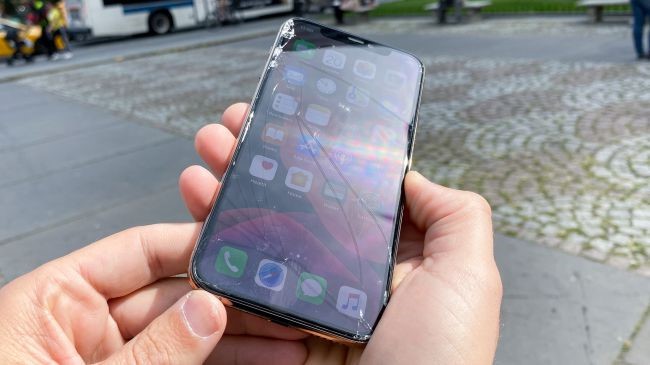 Thất vọng với iPhone 11: Vỡ nát màn hình khi rơi ở độ cao chỉ ngang hông - Ảnh 1.