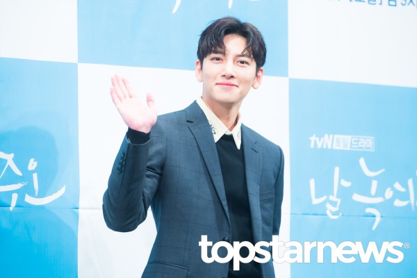 Ji Chang Wook đẹp không góc chết, dìm đẹp nhan sắc nữ chính tại họp báo Nhẹ Nhàng Tan Chảy - Ảnh 1.