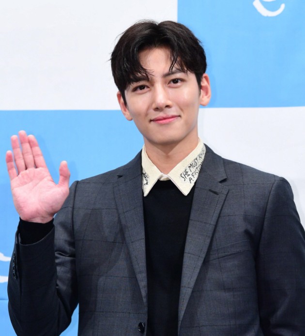 Ji Chang Wook đẹp không góc chết, dìm đẹp nhan sắc nữ chính tại họp báo Nhẹ Nhàng Tan Chảy - Ảnh 3.