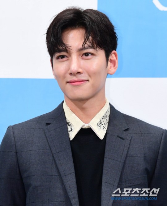 Ji Chang Wook đẹp không góc chết, dìm đẹp nhan sắc nữ chính tại họp báo Nhẹ Nhàng Tan Chảy - Ảnh 4.