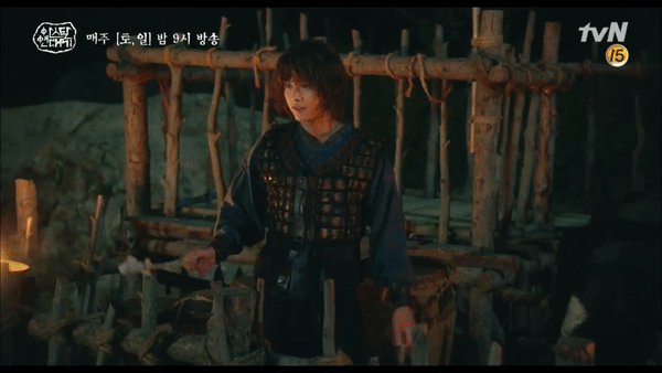 Ngộp thở với màn phân thân của Song Joong Ki: Người cầm đầu cuộc chiến, kẻ tàn độc tra tấn người không ghê tay - Ảnh 4.
