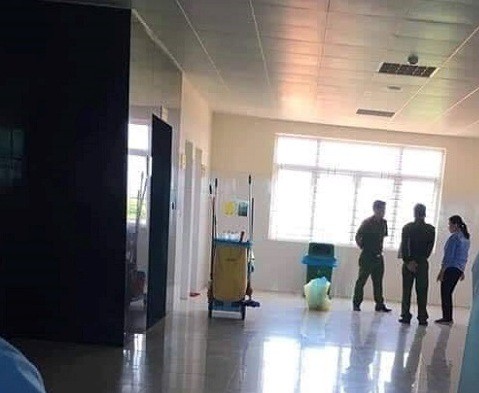Ph&aacute;t hiện thi thể trẻ sơ sinh trong th&ugrave;ng r&aacute;c bệnh viện ở Quảng Ninh - Ảnh 1.