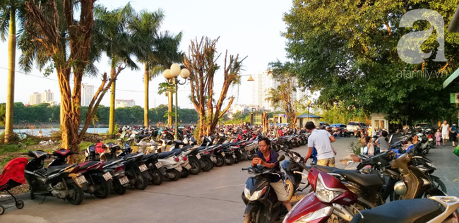 Người d&acirc;n treo băng r&ocirc;n đ&ograve;i sổ hồng ở chung cư &ocirc;ng Thản, bức x&uacute;c chỗ để xe qu&aacute; tải phải phơi nắng ngo&agrave;i s&acirc;n - Ảnh 2.