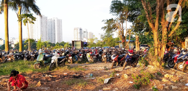 Người d&acirc;n treo băng r&ocirc;n đ&ograve;i sổ hồng ở chung cư &ocirc;ng Thản, bức x&uacute;c chỗ để xe qu&aacute; tải phải phơi nắng ngo&agrave;i s&acirc;n - Ảnh 7.