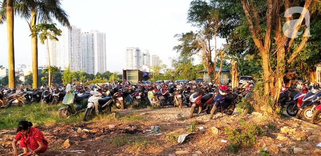 Người dân treo băng rôn đòi sổ hồng ở chung cư ông Thản, bức xúc chỗ để xe quá tải phải phơi nắng ngoài sân - Ảnh 7.