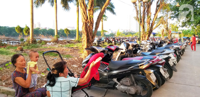 Người d&acirc;n treo băng r&ocirc;n đ&ograve;i sổ hồng ở chung cư &ocirc;ng Thản, bức x&uacute;c chỗ để xe qu&aacute; tải phải phơi nắng ngo&agrave;i s&acirc;n - Ảnh 9.