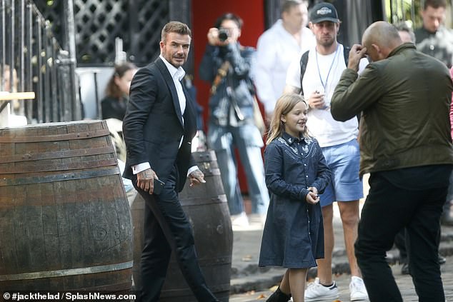 Đưa con gái út cùng đi quay quảng cáo, David Beckham gây chú ý với vẻ lịch lãm điển trai trong khi Harper đã lớn quá rồi - Ảnh 1.