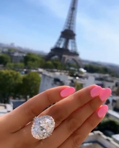 Blogger du lịch nổi tiếng khoe ảnh nhẫn cầu hôn kim cương to khổng lồ, tưởng được ủng hộ nhiệt tình ai ngờ lại bị ném đá không thương tiếc - Ảnh 3.
