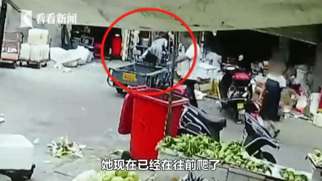 Đang đi chợ, người phụ nữ bất ngờ bị xe 3 gác tông trọng thương, sau khi cảnh sát đến nơi mới bất ngờ với kẻ gây tai nạn - Ảnh 2.