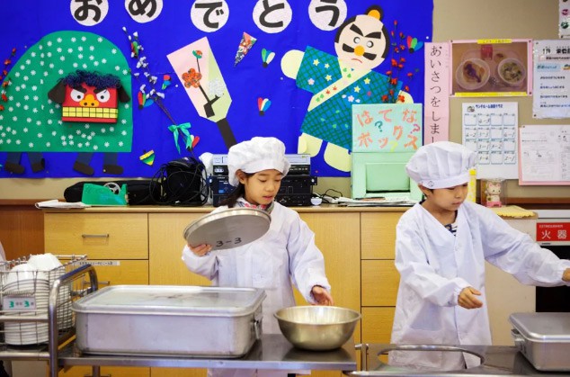 Tận mắt chứng kiến bữa trưa của học sinh Nhật Bản, càng thêm ngưỡng mộ đất nước này đối với thế hệ tương lai - Ảnh 3.