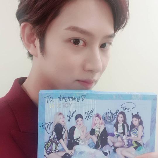 Với độ cuồng ITZY thế này, vị trí trưởng fan club MIDZY phải xướng tên Siêu sao vũ trụ Kim Hee Chul! - Ảnh 3.