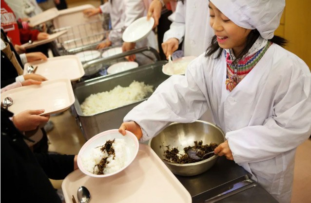 Tận mắt chứng kiến bữa trưa của học sinh Nhật Bản, càng thêm ngưỡng mộ đất nước này đối với thế hệ tương lai - Ảnh 5.