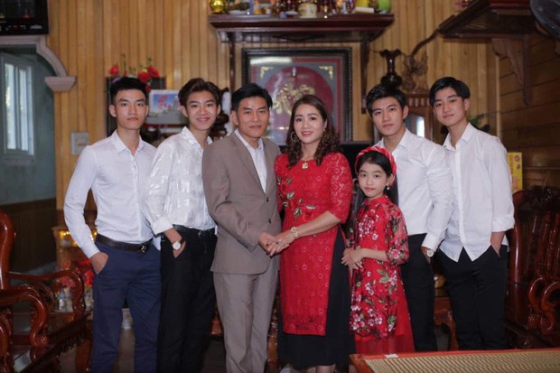 Đ&acirc;u chỉ c&oacute; tứ huynh đệ ở Nghệ An, đ&acirc;y l&agrave; những gia đ&igrave;nh đ&ocirc;ng chị em m&agrave; ai cũng đẹp xuất sắc nổi tiếng MXH - Ảnh 1.