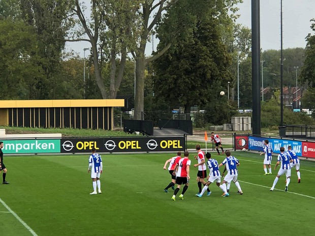 Ngay trong trận ra mắt Heerenveen, Văn Hậu đã khiến cầu thủ đối phương bẽ mặt với pha xâu kim cực kỳ tinh tế - Ảnh 2.