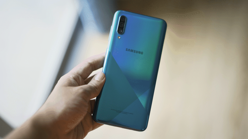 Trải nghiệm nhanh Samsung Galaxy A30s: Mặt lưng chuyển màu, cảm biến dưới màn hình, cấu hình đủ dùng - Ảnh 3.
