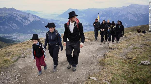 Hàng trăm người tổ chức ‘tang lễ’ cho dòng sông băng ở Thụy Sĩ - Ảnh 2.