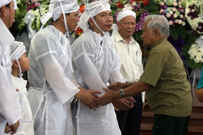 Lễ tang phi công huyền thoại Nguyễn Văn Bảy: Ảnh bay trên cao anh dũng vậy chứ xuống đất sống giản dị, chan hoà lắm - Ảnh 3.