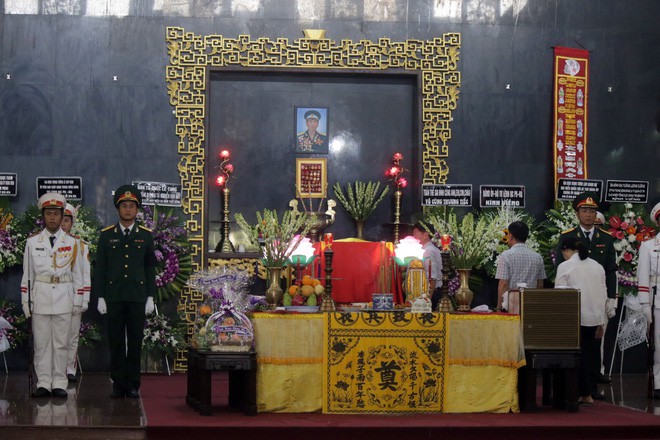 Lễ tang phi công huyền thoại Nguyễn Văn Bảy: Ảnh bay trên cao anh dũng vậy chứ xuống đất sống giản dị, chan hoà lắm - Ảnh 4.