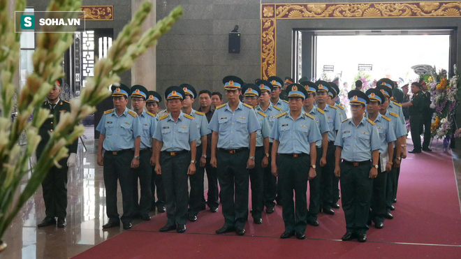 Ảnh: Xúc động những người đồng đội tiễn đưa phi công huyền thoại Nguyễn Văn Bảy về đất mẹ - Ảnh 5.