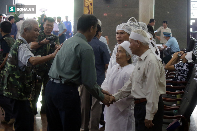 Ảnh: Xúc động những người đồng đội tiễn đưa phi công huyền thoại Nguyễn Văn Bảy về đất mẹ - Ảnh 9.