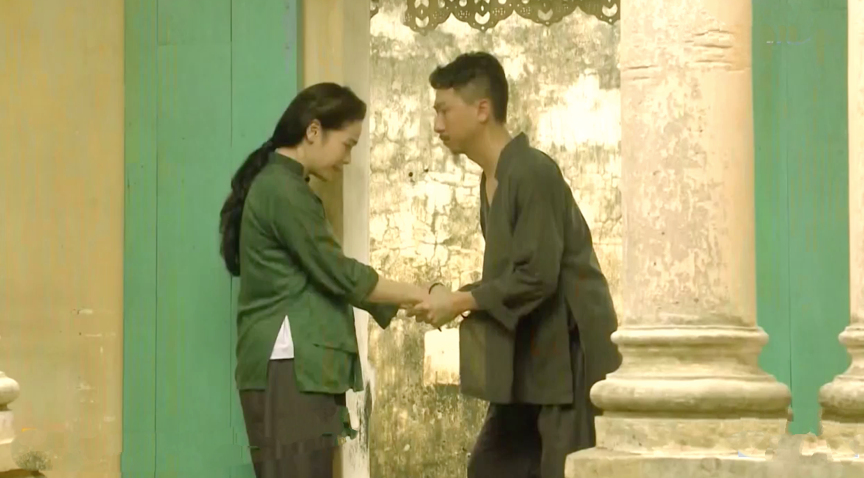 Tiếng S&eacute;t Trong Mưa tập 20: Thị B&igrave;nh ngớ ngẩn &ocirc;m con chờ cậu Ba về cứu, tai họa ập xuống chị lại lăn ra xỉu? - Ảnh 14.