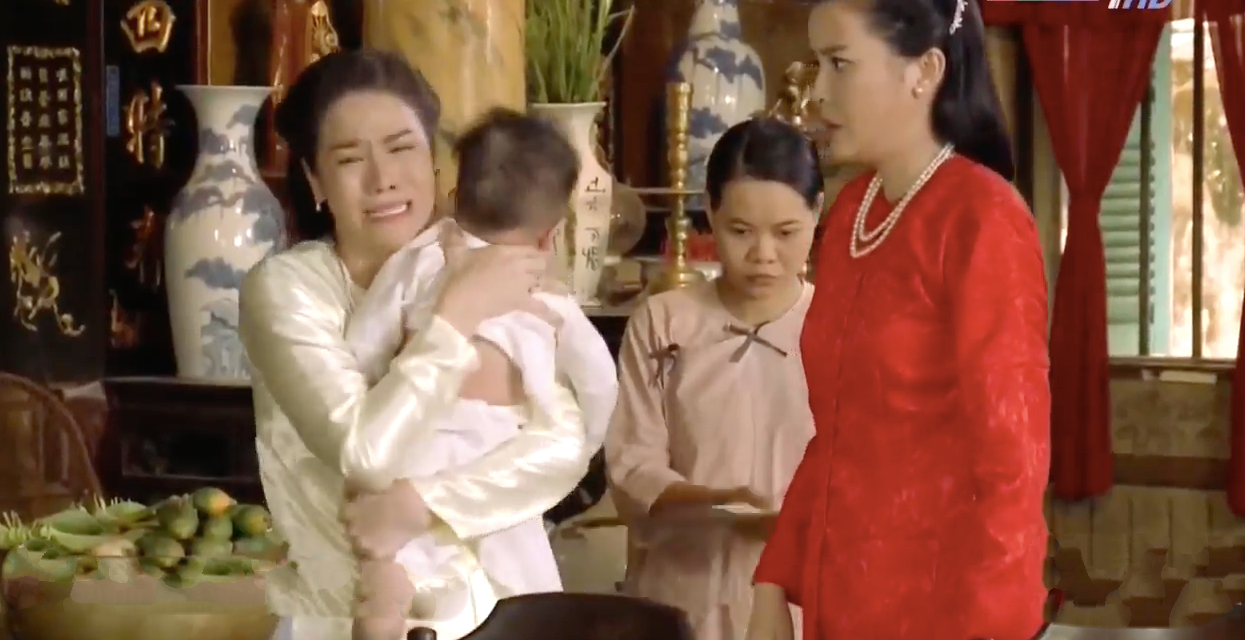 Tiếng S&eacute;t Trong Mưa tập 20: Thị B&igrave;nh ngớ ngẩn &ocirc;m con chờ cậu Ba về cứu, tai họa ập xuống chị lại lăn ra xỉu? - Ảnh 4.