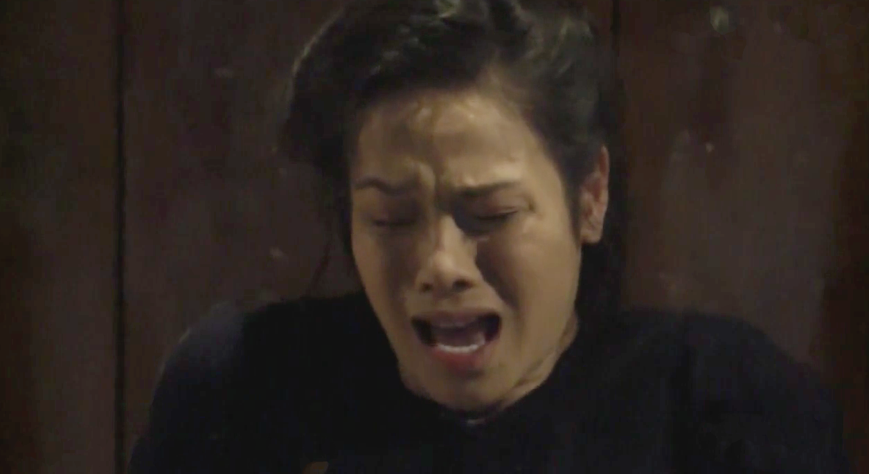 Tiếng S&eacute;t Trong Mưa tập 20: Thị B&igrave;nh ngớ ngẩn &ocirc;m con chờ cậu Ba về cứu, tai họa ập xuống chị lại lăn ra xỉu? - Ảnh 16.