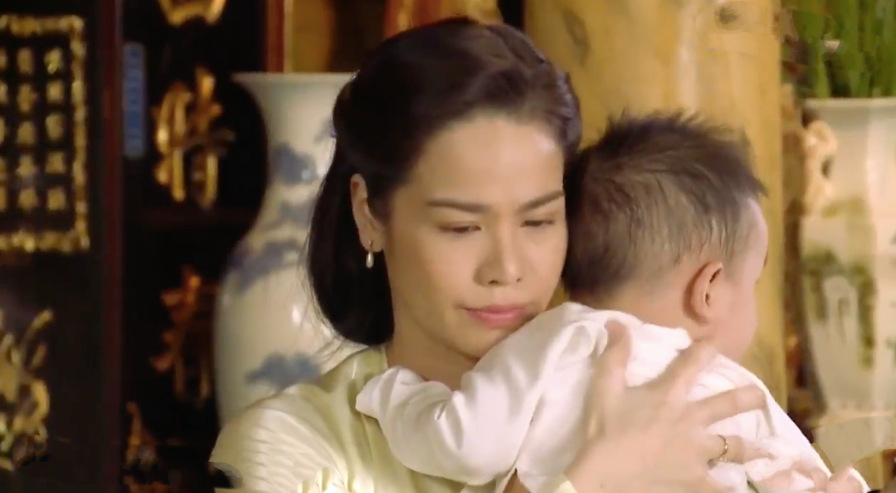 Tiếng S&eacute;t Trong Mưa tập 20: Thị B&igrave;nh ngớ ngẩn &ocirc;m con chờ cậu Ba về cứu, tai họa ập xuống chị lại lăn ra xỉu? - Ảnh 2.