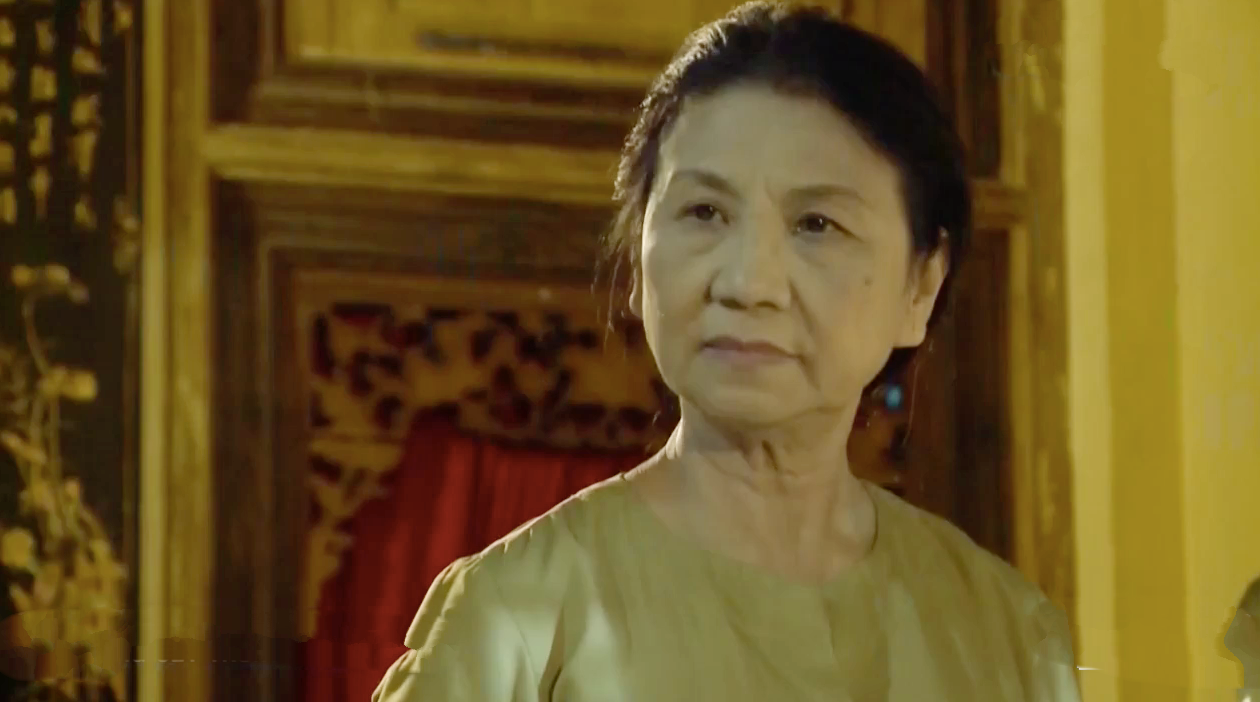 Tiếng S&eacute;t Trong Mưa tập 20: Thị B&igrave;nh ngớ ngẩn &ocirc;m con chờ cậu Ba về cứu, tai họa ập xuống chị lại lăn ra xỉu? - Ảnh 11.