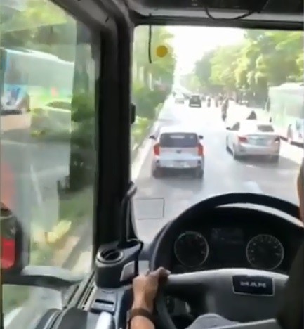 Tài xế xe Morning không nhường đường cho xe cứu hỏa khai gì tại cơ quan công an? - Ảnh 1.