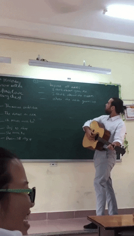 Thầy giáo Tây tự Engsub bài thơ “Sóng” rồi đánh guitar cực phiêu, chuyên nghiệp không khác gì ca sĩ - Ảnh 4.