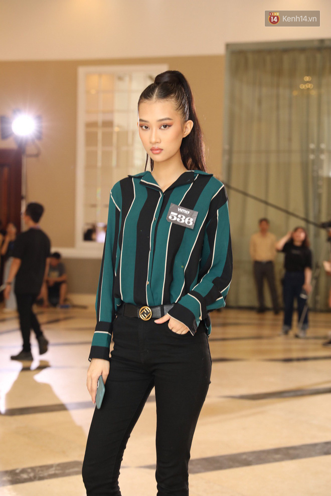 Bản sao Hoàng Thùy, thí sinh Hoa hậu Hoàn vũ... gây ấn tượng tại buổi casting Vietnams Next Top Model 2019 - Ảnh 5.