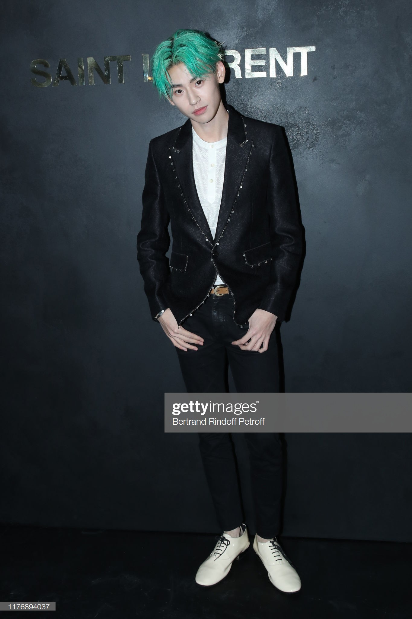 Rosé xuất hiện quá chất trong show Saint Laurent, chiếm hết spotlight của dàn sao châu Á có mặt cùng sự kiện - Ảnh 7. Rosé xuất hiện quá chất trong show Saint Laurent, chiếm hết spotlight của dàn sao châu Á có mặt cùng sự kiện - Ảnh 7.