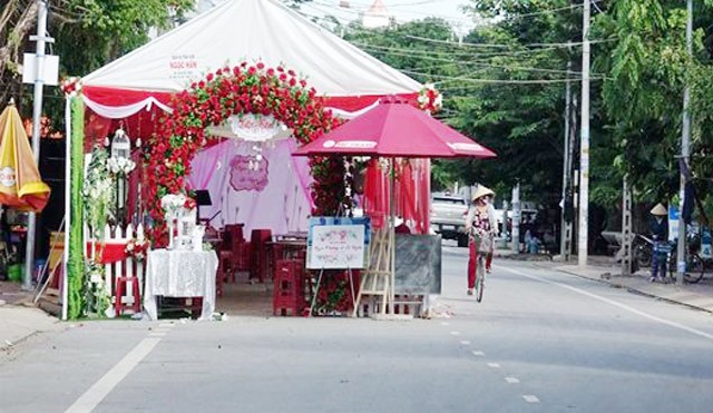 Xôn xao hình ảnh đám cưới dựng rạp lấn cả nửa con đường, người ngán ngẩm chê ý thức, người hốt hoảng sợ nguy hiểm - Ảnh 5.